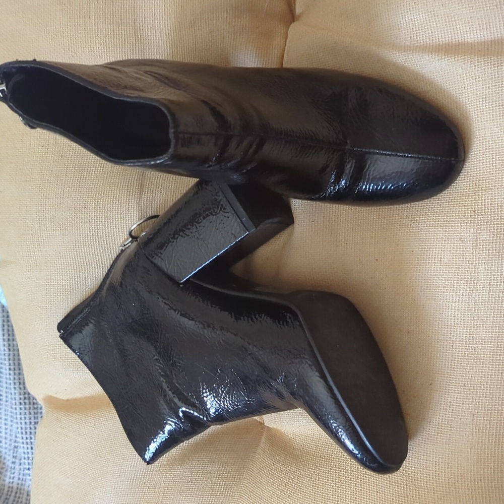 Shiny vegan leather Black ankle boots size 5.5us forever 21